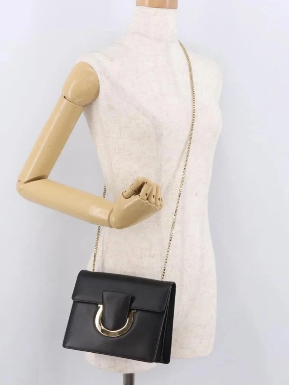 Salvatore Ferragamo Gancini Chain Shoulder Bag Leather Black Gold Auth 185725A